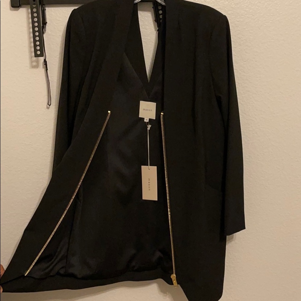 A dress - Picture 3 of 4
